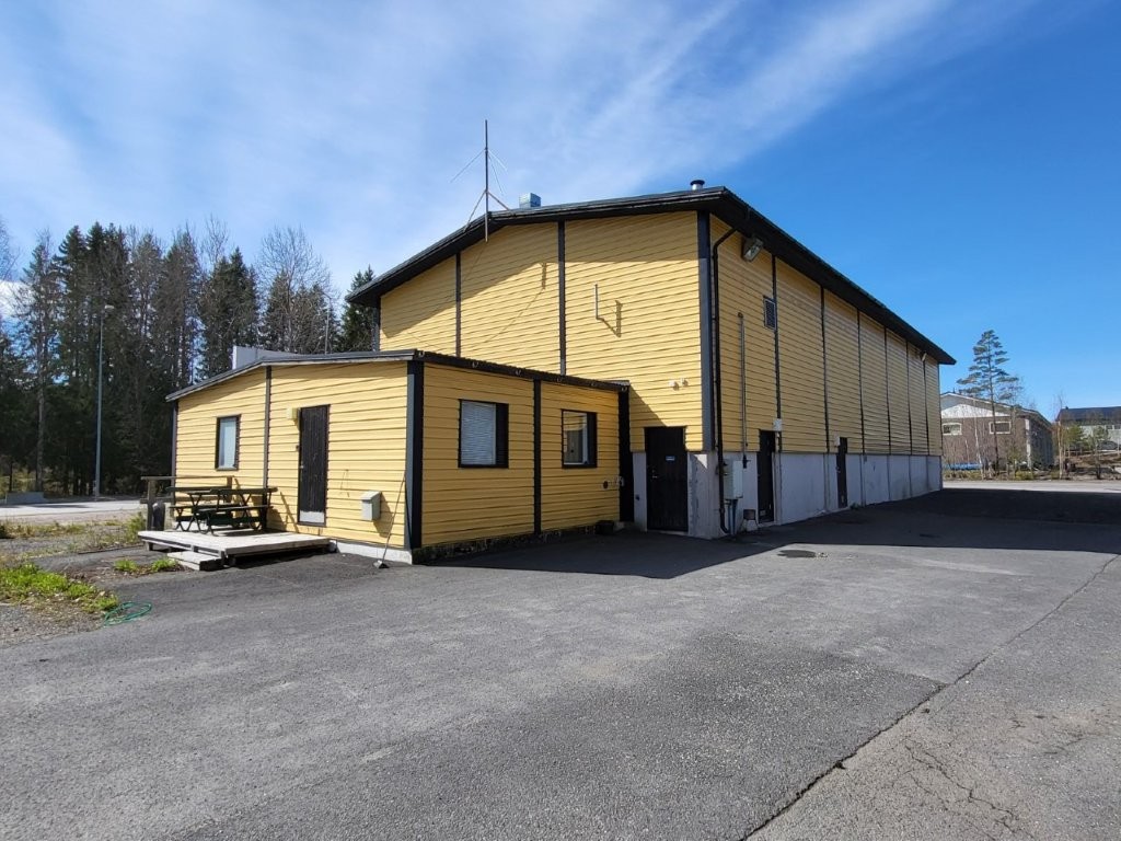 Kaaritie 2:n hallirakennus ja asfaltoitu piha Raumalla